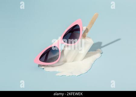 La crème glacée blanche aux lunettes de soleil fond sur fond rose pastel. Concept d'été minimal. Banque D'Images