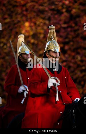 Les membres de la Cavalerie de la maison se trouvent à Westminster, Londres. Date de la photo: Vendredi 18 novembre 2022. Banque D'Images