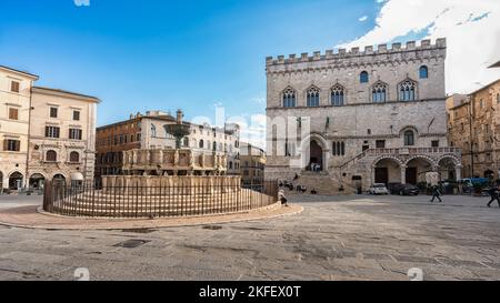 Vue sur la spectaculaire Piazza IV novembre, la place principale de Pérouse, avec le Palazzo dei priori et la Fontana Maggiore. Pérouse, Ombrie, Italie Banque D'Images