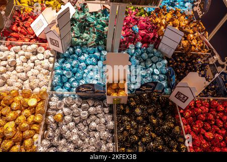 Assortiment de barres de chocolat et de chocolats Perugini, typiques de la ville de Pérouse, dans une boutique de bonbons et de chocolat. Pérouse, Ombrie, Italie, Europe Banque D'Images