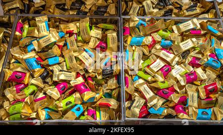 Assortiment de barres de chocolat et de chocolats Perugini, typiques de la ville de Pérouse, dans une boutique de bonbons et de chocolat. Pérouse, Ombrie, Italie, Europe Banque D'Images