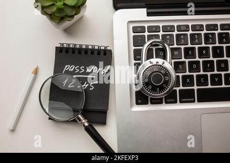 Verrouillage codé en acier robuste sur un clavier d'ordinateur portable. Stratégies DE sécurité INFORMATIQUE, gestion des codes de mots de passe, sécurité des comptes et du réseau. Vue de dessus. Banque D'Images