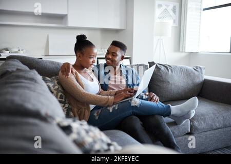 Ordinateur portable, amour ou heureux couple noir dans salon canapé, recherche de film ou de film en ligne site, Internet dans la maison. Sourire, technique ou homme et femme Banque D'Images