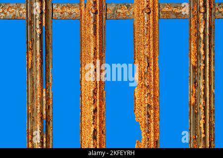 Anciennes garde-corps en fer forgé texturé sur fond bleu Banque D'Images