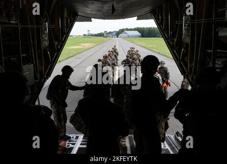 Les forces terrestres polonaises sont à bord d'un avion C-130J Super Hercules, affecté à l'escadron de transport aérien 37th de la base aérienne de Ramstein, en Allemagne, avant une chute d'air statique dans le cadre de l'entraînement de rotation 22-4 (ADR 22-4) du détachement d'aviation, à l'aéroport international de Cracovie, en Pologne, le 13 septembre 2022. La participation à des événements de formation comme l'ADR 22-4 améliore les relations professionnelles et améliore la coordination globale avec les alliés et les militaires partenaires. Banque D'Images