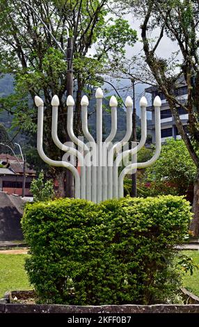 Sculpture de Menorah sur la place publique de Teresopolis, Rio de Janeiro, Brésil Banque D'Images