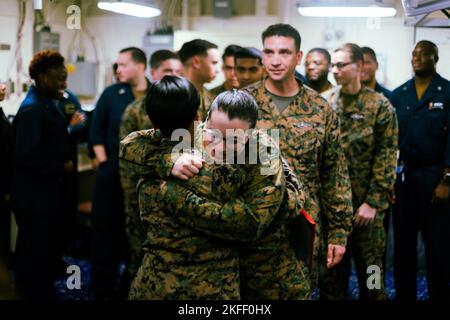 US Navy Hospital Corpsman 2nd Class Destanee Wilison, avec 31st Marine Expeditionary Unit, célèbre L'HÔPITAL CORPSMAN 2nd CLASS Joelle Eusebiodupont's, avec combat Logistics Battalion 31, 31st MEU, promotion après la cérémonie à bord du navire d'assaut amphibie USS Tripoli, dans la mer des Philippines, le 13 septembre 2022. Le Programme d'avancement méritoire reconnaît les marins dont la performance reflète un rang supérieur à leur station actuelle et s'assure qu'ils sont autorisés à atteindre leur plein potentiel. Banque D'Images