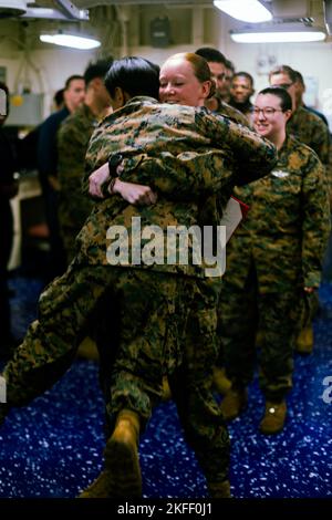 L'hôpital de la marine américaine, corpsman 2nd classe Hannah Meisberger, avec le bataillon de logistique de combat 31, 31st Marine Expeditionary Unit, célèbre L'HÔPITAL CORPSMAN 2nd CLASSE Joelle Eusebiodupont, avec CLB 31, 31st MEU, pour sa promotion après la cérémonie à bord du navire d'assaut amphibie USS Tripoli, en mer des Philippines, le 13 septembre 2022. Le Programme d'avancement méritoire reconnaît les marins dont la performance reflète un rang supérieur à leur station actuelle et s'assure qu'ils sont autorisés à atteindre leur plein potentiel. Banque D'Images