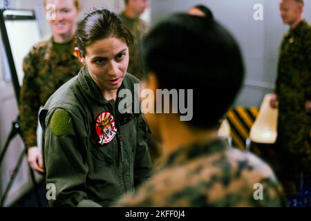 La Lt. Jessica Prock de la Marine américaine, chirurgien de vol au sein de l'escadron de Tiltrotor Marine Medium 262, 31st Marine Expeditionary Unit, félicite le capitaine de l'hôpital classe 2nd Joelle Eusebiodupont, au bataillon de logistique de combat 31, 31st MEU, pour sa promotion après la cérémonie à bord du navire d'assaut amphibie USS Tripoli, en mer des Philippines, le 13 septembre, 2022. Le Programme d'avancement méritoire reconnaît les marins dont la performance reflète un rang supérieur à leur station actuelle et s'assure qu'ils sont autorisés à atteindre leur plein potentiel. Banque D'Images