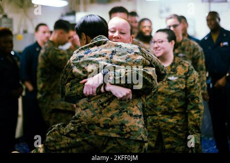 L'hôpital de la marine américaine, corpsman 2nd classe Hannah Meisberger, avec le bataillon de logistique de combat 31, 31st Marine Expeditionary Unit, célèbre L'HÔPITAL CORPSMAN 2nd CLASSE Joelle Eusebiodupont, avec CLB 31, 31st MEU, pour sa promotion après la cérémonie à bord du navire d'assaut amphibie USS Tripoli, en mer des Philippines, le 13 septembre 2022. Le Programme d'avancement méritoire reconnaît les marins dont la performance reflète un rang supérieur à leur station actuelle et s'assure qu'ils sont autorisés à atteindre leur plein potentiel. Banque D'Images