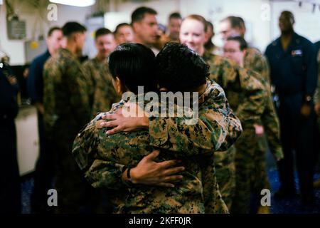 US Navy Hospital Corpsman 3rd classe Jhaziel Arreguin, avec combat Logistics Battalion 31, 31st Marine Expeditionary Unit, célèbre L'HÔPITAL CORPSMAN 2nd CLASSE Joelle Eusebiodupont, avec CLB 31, 31st MEU, pour sa promotion après la cérémonie à bord du navire d'assaut amphibie USS Tripoli, dans la mer des Philippines, le 13 septembre 2022. Le Programme d'avancement méritoire reconnaît les marins dont la performance reflète un rang supérieur à leur station actuelle et s'assure qu'ils sont autorisés à atteindre leur plein potentiel. Banque D'Images