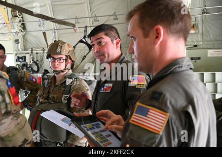 Texas ANG 181st opérations Squadron Pilot, Maj Daryl Howard Briefs Armée Jump Team avant le décollage pendant l'exercice Falcon Leap 13 septembre 2022 à Eindhoven, pays-Bas. Le Falcon Leap 2022 fait partie des cérémonies commémoratives de l’anniversaire de l’opération Market Garden et est actuellement le plus grand exercice technique aéroporté de l’OTAN. Banque D'Images