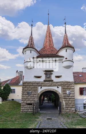 Quatre petites tourelles d'angle au-dessus de la porte de Catherine (Poarta Ecaterinei) symbolisent l'autonomie judiciaire, et le droit d'épée, qui était à droite de décider sur le cap Banque D'Images