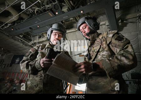 Texas ANG 181st escadron des opérations Charger les maîtres, le sergent technique Ryan Fenimore et l'avionneur senior Alex Huff préparent l'avion avant le décollage lors de l'exercice Falcon Leap du 13 septembre 2022 à Eindhoven, pays-Bas. Le Falcon Leap 2022 fait partie des cérémonies commémoratives de l’anniversaire de l’opération Market Garden et est actuellement le plus grand exercice technique aéroporté de l’OTAN. Banque D'Images