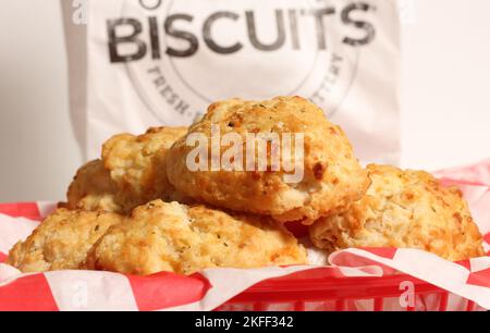 Biscuits au fromage à l'ail et biscuits affiche en arrière-plan DOF peu profond Banque D'Images