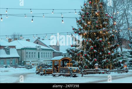 Sapin de Noël et lumières de Noël dans une petite ville de Lettonie, en Europe. Banque D'Images