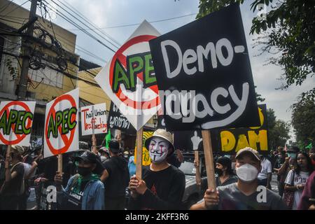 Thaïlande. 18th novembre 2022. Un groupe de militants politiques qui se nomont '' Ratsadon stop APEC 2022'' ont sorti leurs troupes de la place de la ville. Devant l'hôtel de ville de Bangkok (Bangkok) a été utilisé comme un lieu pour s'installer et s'asseoir de 16 novembre 2022 avant de se rendre au lieu du Sommet de l'APEC. Pour soumettre une lettre aux dirigeants des différentes nations qui ont assisté à la réunion. (Credit image: © Vichan Poti/Pacific Press via ZUMA Press Wire) Banque D'Images