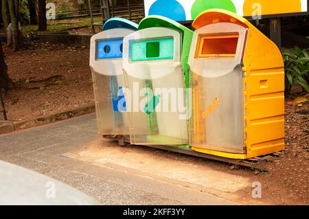 3 types de poubelles qui séparent les types de déchets Banque D'Images