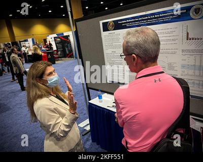 KISSIMMEE, Floride (sept 14, 2022) Linda Hughes, du NSMRL (Naval Submarine Medical Research Laboratory), présente une affiche de recherche au Symposium de recherche sur le système de santé militaire (MHSRS). La NSMRL, qui fait partie de l’entreprise de recherche et de développement médicaux de la Marine, a assisté au MHSRS, la première réunion scientifique du ministère de la Défense qui se concentre spécifiquement sur les besoins médicaux uniques du Warfighter. Ce symposium éducatif annuel réunit des professionnels de la santé, des chercheurs et des leaders du Département du développement pour quatre jours d'apprentissage critique, de partage intensif d'idées et de développement de relations. Banque D'Images