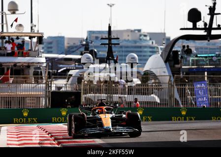 Daniel Ricciardo (AUS) McLaren MCL36. Grand Prix d'Abu Dhabi, vendredi 18th novembre 2022. Yas Marina circuit, Abu Dhabi, Émirats Arabes Unis. Banque D'Images