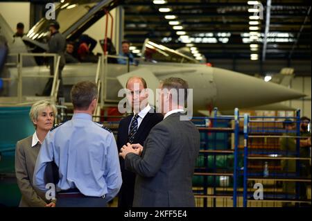 Le Prince de Galles visite un porte-manteau d'entretien Typhoon lors d'une visite à RAF Coningsby, Lincolnshire, pour en apprendre plus sur les innovations technologiques futures et ouvrir un nouveau club de boxe. Date de la photo: Vendredi 18 novembre 2022. Banque D'Images