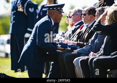 Le chef d'état-major de l'armée de l'air américaine, le général Charles Q. Brown, Jr., présente au drapeau américain à Robert Pattillo à la suite des funérailles du père de Pattillo, le major général Cuthbert Pattillo, dans la section 75 du cimetière national d'Arlington, Arlington, Virginie, le 14 septembre 2022. Le frère jumeau de Pattillo, le lieutenant général de l'armée de l'air américaine Charles Pattillo, a également été interné à ce moment-là. Les frères jumeaux, le général de division et le général de division Pattillo se sont enrôlé dans les forces aériennes de l'armée américaine en novembre 1942. Au cours de la Seconde Guerre mondiale, les deux avions ont pris l’avion avec le groupe de chasseurs 352nd de la huitième armée de l’air, protégeant les bombardiers et attaquant des cibles terrestres. Maj Banque D'Images