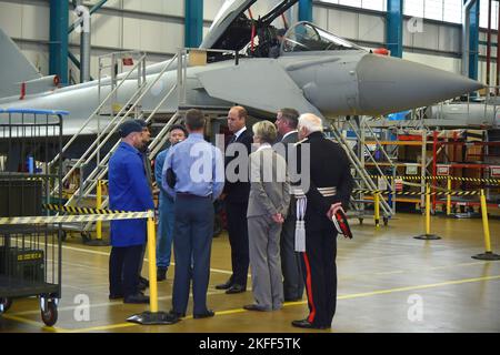 Le Prince de Galles rencontre son personnel lorsqu'il visite un porte-cintre d'entretien Typhoon lors d'une visite à la RAF Coningsby, dans le Lincolnshire, pour en apprendre plus sur les innovations technologiques futures et pour ouvrir un nouveau club de boxe. Date de la photo: Vendredi 18 novembre 2022. Banque D'Images