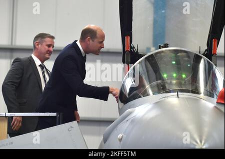 Le Prince de Galles rencontre son personnel lorsqu'il visite un porte-cintre d'entretien Typhoon lors d'une visite à la RAF Coningsby, dans le Lincolnshire, pour en apprendre plus sur les innovations technologiques futures et pour ouvrir un nouveau club de boxe. Date de la photo: Vendredi 18 novembre 2022. Banque D'Images