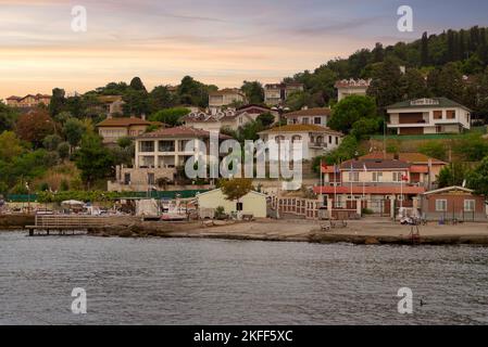 Vue sur les montagnes de l'île de Kinaliada depuis la mer de Marmara, avec des maisons d'été traditionnelles, Istanbul, Turquie Banque D'Images