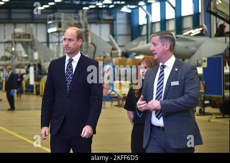 Le Prince de Galles visite un porte-manteau d'entretien Typhoon lors d'une visite à RAF Coningsby, Lincolnshire, pour en apprendre plus sur les innovations technologiques futures et ouvrir un nouveau club de boxe. Date de la photo: Vendredi 18 novembre 2022. Banque D'Images