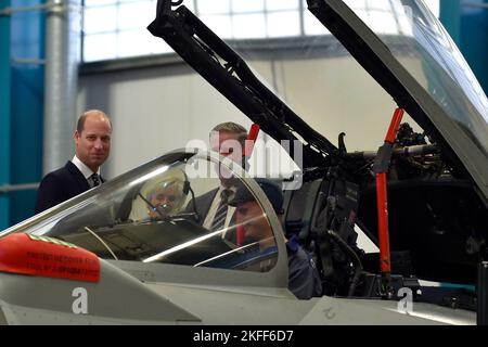 Le Prince de Galles rencontre son personnel lorsqu'il visite un porte-cintre d'entretien Typhoon lors d'une visite à la RAF Coningsby, dans le Lincolnshire, pour en apprendre plus sur les innovations technologiques futures et pour ouvrir un nouveau club de boxe. Date de la photo: Vendredi 18 novembre 2022. Banque D'Images