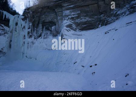 Chutes gelées pendant l'hiver au parc Banque D'Images