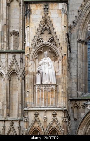 Statue en pierre de la reine Elizabeth II sur le devant de la cathédrale de York, créée pour le jubilé de platine en 2022 Banque D'Images