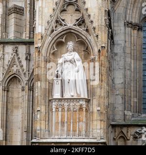 Statue en pierre de la reine Elizabeth II sur le devant de la cathédrale de York, créée pour le jubilé de platine en 2022 Banque D'Images