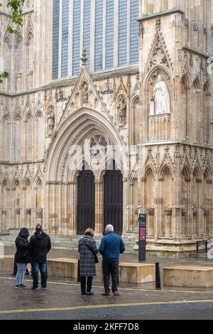 Personnes regardant la statue en pierre de la reine Elizabeth II sur le devant de la cathédrale York, créée pour le jubilé de platine en 2022 Banque D'Images