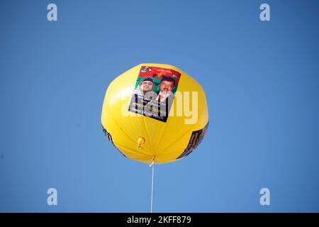 Sylhet, Sylhet, Bangladesh. 18th novembre 2022. Une photo du leader du BNP manquant M Ilyas Ali est accrochée à un ballon dans le ciel. Une réunion de masse de la division du BNP aura lieu samedi sur le terrain officiel d'Aliya Madrasa, dans la région de Chowhatta. La grève des transports a déjà été annoncée dans tous les districts de la division de Sylhet. En raison de la grève, les dirigeants et les travailleurs venus au rassemblement de différents districts ont déménagé à Sylhet et le lieu du rassemblement plus tôt. (Image de crédit : © MD Akbar Ali/ZUMA Press Wire) Banque D'Images