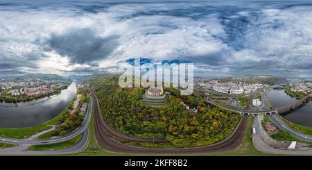 Vue panoramique à 360° de Point de vue et hôtel de Vetruse sur la ville d'Usti nad Labem en automne, il est nuageux pendant la journée