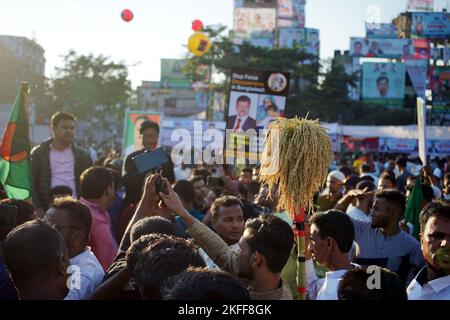 Sylhet, Sylhet, Bangladesh. 18th novembre 2022. Un jour avant la réunion de masse, les dirigeants et les travailleurs de BNP et des organisations alliées viennent au lieu de rassemblement avec un cortège. Une réunion de masse de la division du BNP aura lieu samedi sur le terrain officiel d'Aliya Madrasa, dans la région de Chowhatta. La grève des transports a déjà été annoncée dans tous les districts de la division de Sylhet. En raison de la grève, les dirigeants et les travailleurs venus au rassemblement de différents districts ont déménagé à Sylhet et le lieu du rassemblement plus tôt. (Image de crédit : © MD Akbar Ali/ZUMA Press Wire) Banque D'Images