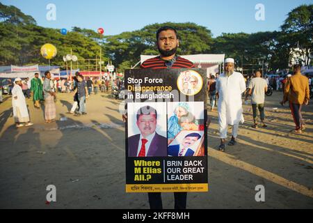 Sylhet, Sylhet, Bangladesh. 18th novembre 2022. Un travailleur de BNP est debout avec un écriteau dans le terrain de ralliement de Sylhet. Une réunion de masse de la division du BNP aura lieu samedi sur le terrain officiel d'Aliya Madrasa, dans la région de Chowhatta. La grève des transports a déjà été annoncée dans tous les districts de la division de Sylhet. En raison de la grève, les dirigeants et les travailleurs venus au rassemblement de différents districts ont déménagé à Sylhet et le lieu du rassemblement plus tôt. (Image de crédit : © MD Akbar Ali/ZUMA Press Wire) Banque D'Images