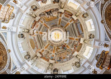 Séville, Espagne - 12 novembre 2022: Vue intérieure du dôme et du plafond de l'église de San Luis de los Franceses de l'architecture baroque du 18th Banque D'Images