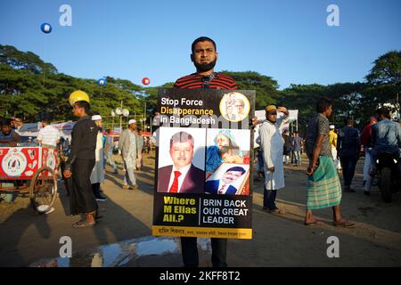 Sylhet, Sylhet, Bangladesh. 18th novembre 2022. Un travailleur de BNP est debout avec un écriteau dans le terrain de ralliement de Sylhet. Une réunion de masse de la division du BNP aura lieu samedi sur le terrain officiel d'Aliya Madrasa, dans la région de Chowhatta. La grève des transports a déjà été annoncée dans tous les districts de la division de Sylhet. En raison de la grève, les dirigeants et les travailleurs venus au rassemblement de différents districts ont déménagé à Sylhet et le lieu du rassemblement plus tôt. (Image de crédit : © MD Akbar Ali/ZUMA Press Wire) Banque D'Images