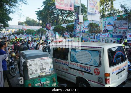 Sylhet, Sylhet, Bangladesh. 18th novembre 2022. Les dirigeants et les travailleurs du parti d'opposition politique bangladais BNP protestent en bloquant une ambulance sur la route. Une réunion de masse de la division du BNP aura lieu samedi sur le terrain officiel d'Aliya Madrasa, dans la région de Chowhatta. La grève des transports a déjà été annoncée dans tous les districts de la division de Sylhet. En raison de la grève, les dirigeants et les travailleurs venus au rassemblement de différents districts ont déménagé à Sylhet et le lieu du rassemblement plus tôt. (Image de crédit : © MD Akbar Ali/ZUMA Press Wire) Banque D'Images