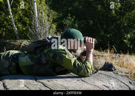 Sergent d'état-major du corps des Marines suédois. Lewis, un observateur de premier plan du 2D Bataillon maritime suédois, observe les impacts tout en participant à une aire de tir de mortier vivant bilatéral pendant l'exercice Archipel Endeavour 22 (AE22) sur la base navale de Berga, Suède, le 14 septembre 2022. AE22 est un exercice intégré de formation sur le terrain qui augmente la capacité opérationnelle et améliore la coopération stratégique entre les forces américaines Marines et suédoises. Banque D'Images