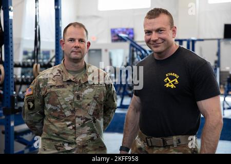 Sgt. Commandement Le Maj. Jesse Withers parle avec le CPT. Jeremy Mullins et 2nd Lt. Jesse Mascoe dans le podcast Chasing Wellness au Centre de la Garde nationale de Boone à Frankfort, Ky., 14 septembre 2022. Le podcast Chasing Wellness promeut la recherche d'une santé et d'un bien-être holistiques et offre une éducation sur la nutrition, l'exercice, la motivation et les sujets connexes Banque D'Images