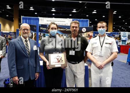 KISSIMMEE, Floride (sept 14, 2022) le personnel du Laboratoire de recherche médicale sous-marine de la marine navale (NSMRL) pose pour une photo de groupe avec le Prix d'excellence du Symposium de recherche sur le système de santé militaire (MHSRS) 2022, équipe d'accomplissement de la recherche/militaire pour leurs efforts dans la conservation de l'audition. La NSMRL, qui fait partie de l’entreprise de recherche et de développement médicaux de la Marine, a assisté au MHSRS, la première réunion scientifique du ministère de la Défense qui se concentre spécifiquement sur les besoins médicaux uniques du Warfighter. Ce symposium éducatif annuel réunit des professionnels de la santé, des chercheurs et des lixiviation du DoD Banque D'Images