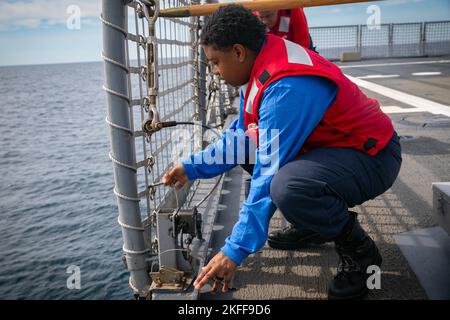 OCÉAN ATLANTIQUE (sept 14, 2022) Spécialiste culinaire 2nd classe F. Williams se prépare à abaisser les filets de plate-forme de vol à bord du navire de combat littoral Freedom-variant USS Minneapolis-Saint Paul (LCS 21) en préparation de la certification MOB-A du navire, le 14 septembre 2022. Minneapolis-Saint Paul est une propriété à la base navale de Mayport, en Floride. Banque D'Images