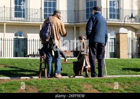 Richmond upon Thames, Londres, Royaume-Uni. 18th novembre 2022. La nouvelle statue de l'écrivain Virginia Woolf sur le bord de la rivière Richmond, réalisée par l'artiste Laury Dizengremel. Crédit : Matthew Chattle/Alay Live News Banque D'Images