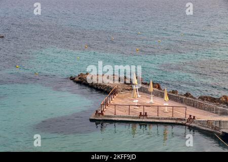 Fin de la saison estivale pour les établissements de baignade et les stations balnéaires. Jetée avec parasols fermés, personne Banque D'Images