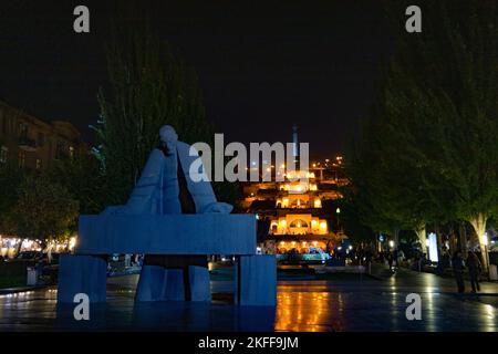 Erevan, Arménie - 27 octobre 2022 : statue d'Alexandre Tamanyan, architecte en chef d'Erevan, sur fond de Cascade la nuit, le soir Banque D'Images