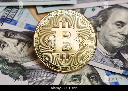 New US Dollar série USD 2009 billets avec métal bitcoin BTC pièce sur tas de factures arrière-plan de clôture. Concept de paiements numériques. Banque D'Images